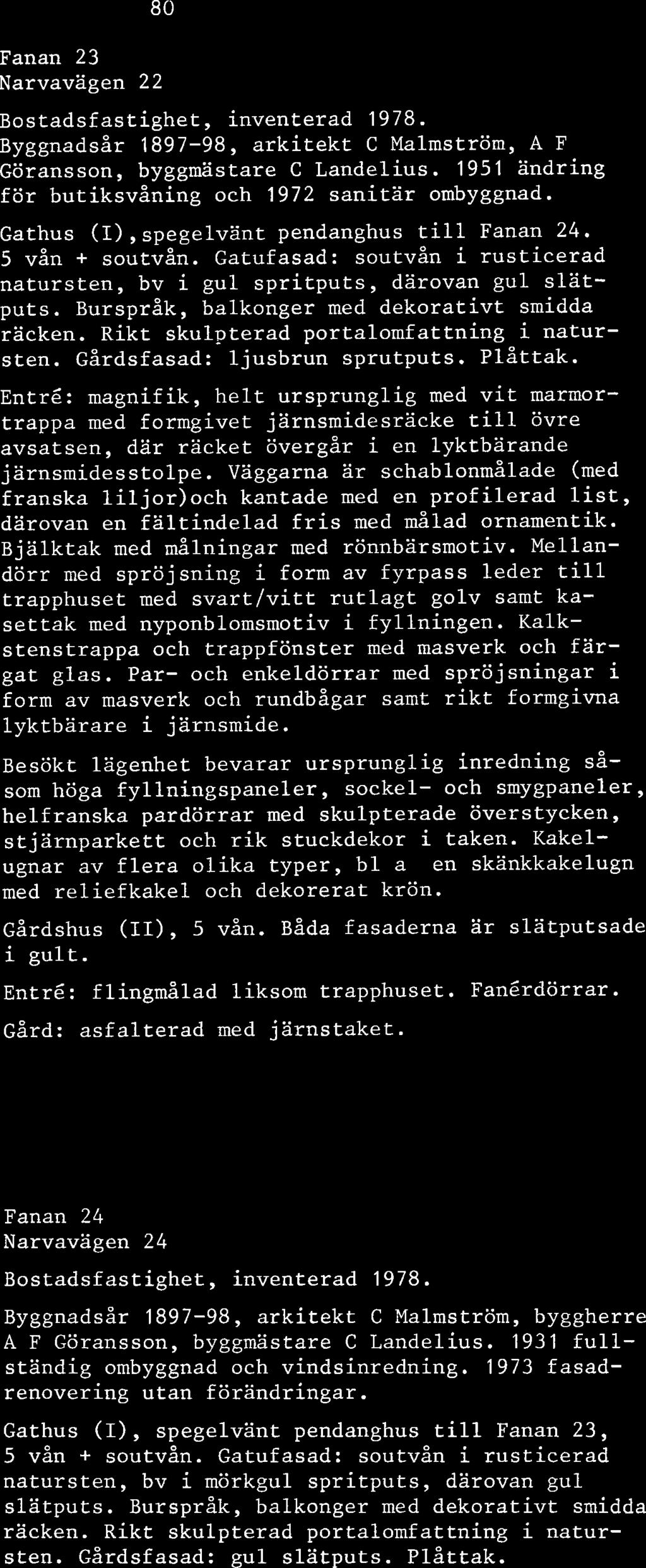 Rikt skulpterad portalomfattning i natursten. Gårdsfasad: ljusbrun sprutputs. Plåttak.