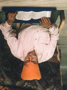 Som text inleder Japji Sahib skriften, men som reciterad text markerar den en öppning eller början, inte bara av den enskilda sikhens dag, utan även början av ett sikhiskt liv.