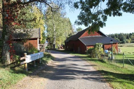 Bebyggelsen består av tre gårdar från mitten och slutet av 1800-talet (Rud 4:179, 4:286, 4:176).