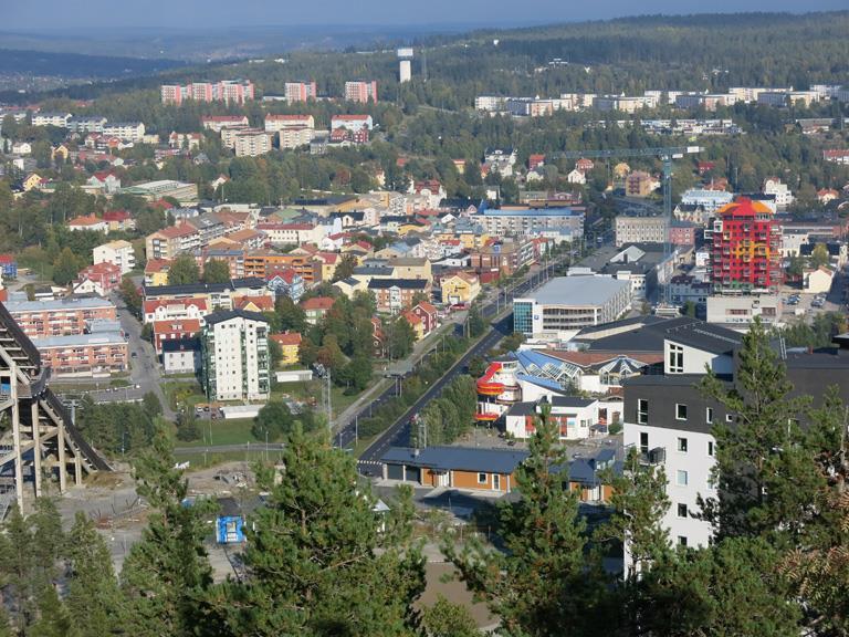 Dessutom tillkommer det enskilda vägnätet i Västernorrland på 2 400 mil.