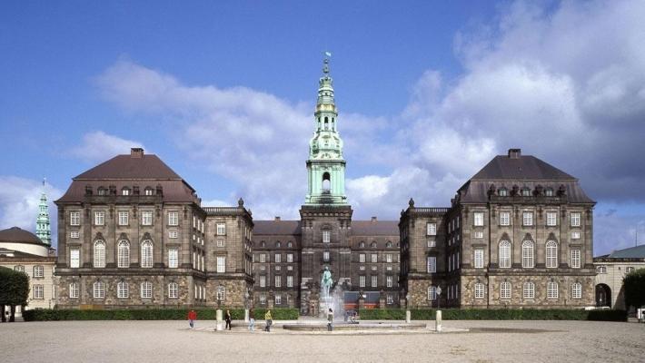 Det nuvarande slottet är byggt i nybarockstil. Rundetårn (1.7 km) Många av de vackra renässansbyggnaderna som finns i Köpenhamn är byggda under Christian IV:s kungadöme.