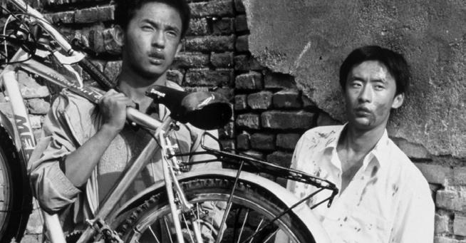 Bicykel v Pekingu (http://mymovies.ge/ka/movie/2001/) Motív motorového drožkára, ale aj dopravy celkovo, rozvíja netradičný dokumentárny film Massouda Bakhshiho V Teheráne došli granátové jablká.