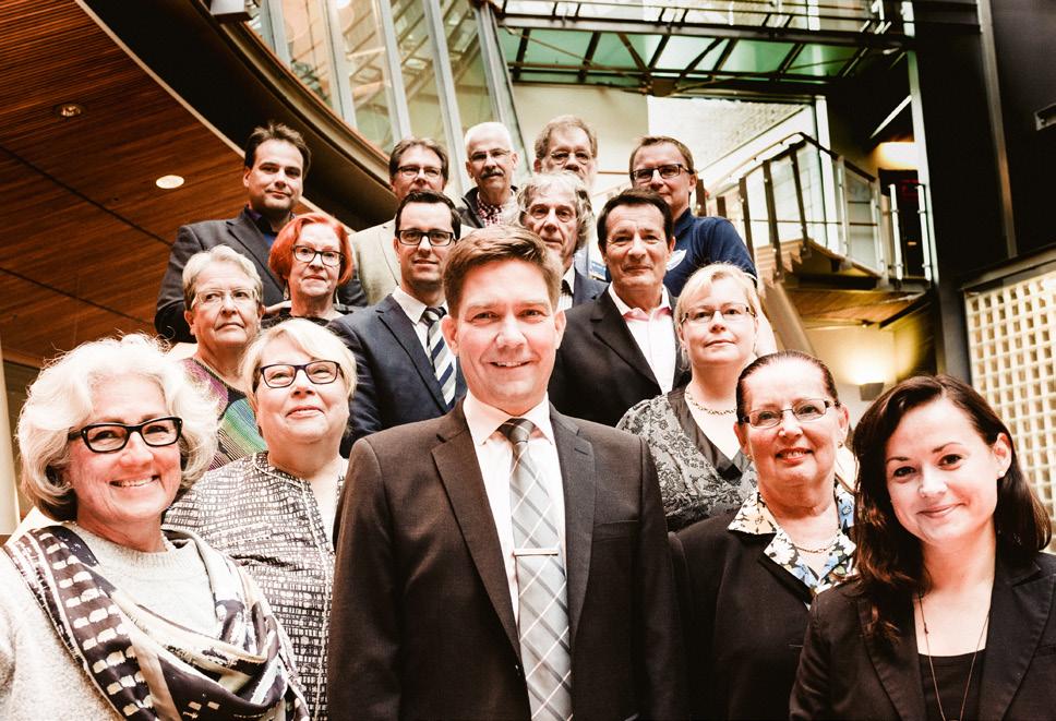 Styrelsen 2015-2017 Folktingets styrelse har under perioden efter sessionen i maj bestått av 18 ledamöter med personliga ersättare enligt följande: Ordinarie ledamöter Ersättare Thomas Blomqvist (3)