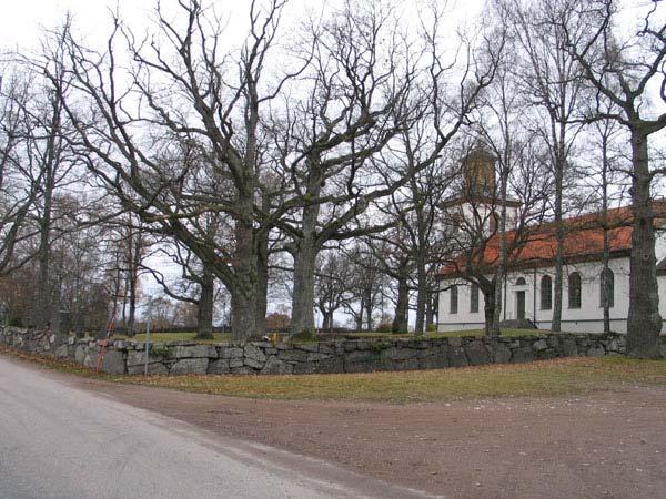 Ytterligare en ingång finns söder om kyrkan. Svartmålad järngrind mellan grindstolpar av granit. I söder: Även i söder finns två ingångar.