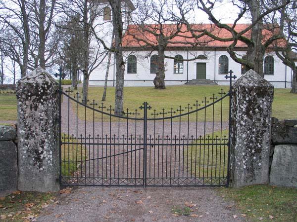 Längst i väster leder en enkel trappa in över kyrkogårdsmuren.