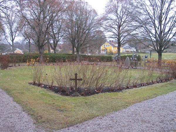 Gångsystem Gångarna löper från ingångarna fram till de olika kvarteren. Även mellan kvarteren finns gångar. Gångarna är belagda med grus.