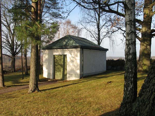 Kapellet i norra delen av kyrkogården (IMG_0968) Vårdar tagna ur bruk förvaras längs muren i norr (KI Långemåla kyrkog 137) Beskrivning av enskilda kvarter/områden med kulturhistorisk bedömning