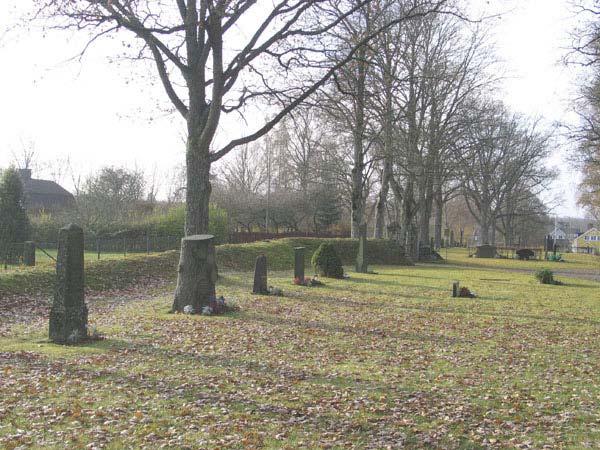 Kvarter A, närmast, och B från nordöst (KI Långemåla kyrkog 002) Höga stående gravvårdar längs muren i söder, kvarter B (KI Långemåla kyrkog 007) Gravvårdstyper Intrycket av området är att de fåtal