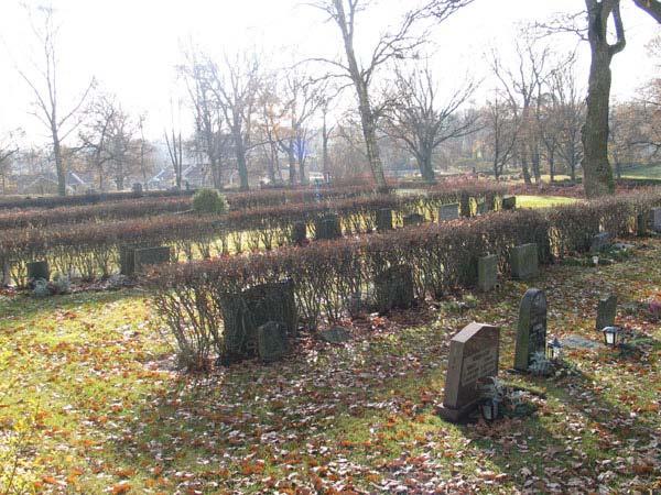 Översikt över kvarter C från nordost (KI Långemåla kyrkog 015) Linjegravvårdar i kvarter C (KI Långemåla kyrkog 017) Stadsbud Ernst Johanssons, från Borgholm, familjegrav. Tidstypiskt 1930-tal.