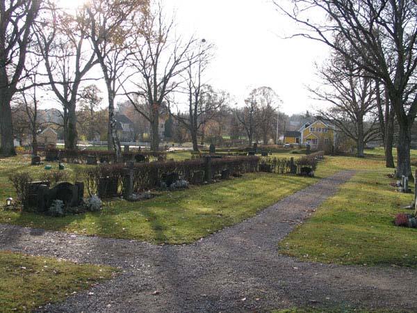 Översikt över kvarter G från nordost (KI Långemåla kyrkog 061) Översikt över kvarter H från väster (KI Långemåla kyrkog 073) Gravvårdstyper Bilden av gravvårdarna skildras av en stor