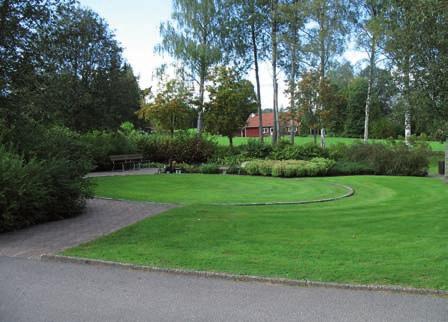 Bild 0172 Minneslund på kyrkogårdens norra utvidgning Urnlund Kyrkogårdens urnlund är anlagd på en sluttande kulle i kyrkogårdens nordvästra hörn.