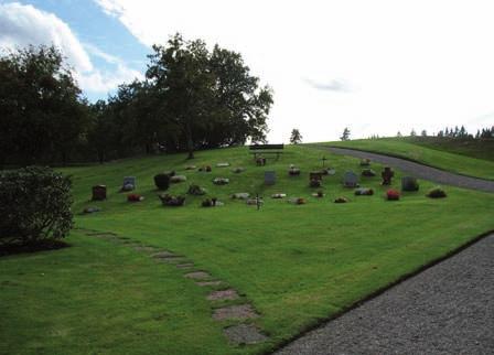 Kvarterets gravvårdar är huvudsakligen naturstenar med några enstaka inslag av låga rektangulära vårdar.