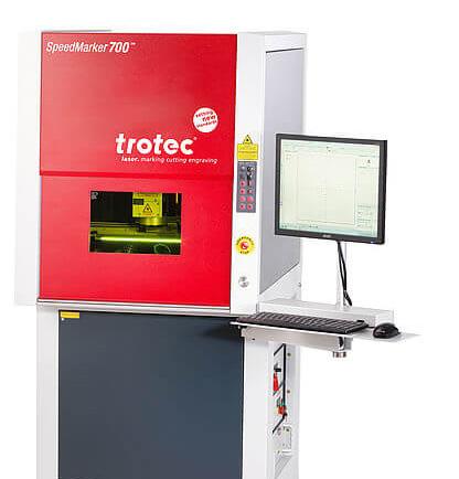 TROTEC SP3000 En enastående arbetsyta på 2.2 3.2m. CO2- laserkälla upp till 400W. Utformad för större format i material som akryl, trä, textil, kartong.m.m. Det är lätt att komma åt från alla fyra sidor.