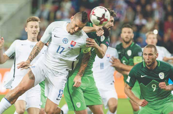2 FUTBAL sobota 2. 9. 2017 VO VČERAJŠOM ZÁPASE F-SKUPINY KVALIFIKÁCIE MS 2018 Kapitán slovenského mužstva Marek Hamšík (číslo 17) patril opäť k najlepším hráčom na trávniku.