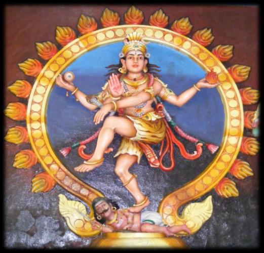Han bär kungakrona och hans attribut är en snäcka (shankha), en diskus (chakra), en stridsklubba (gada) samt en lotusblomma (padma).