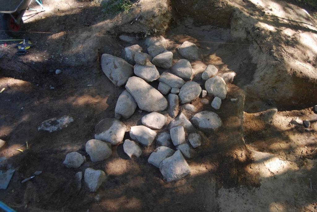 17 Figur 14. Södra stenpackningen i grav 17. Foto från uppifrån nordväst. Grav 19 Grav 19 har ursprungligen haft en diameter på 12,5-13 meter.