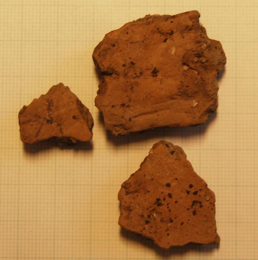 23 Figur 24. Keramik från grav 17. Fyndnummer 27. Figur 25. Fragment av vridkvarn från grav 17.
