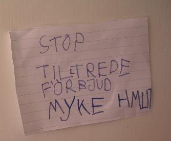 Men de skriver också för att kommunicera i många andra sammanhang. Här bjuder en mamma i leken i en annan mamma och hennes barn till kalas klockan 2.