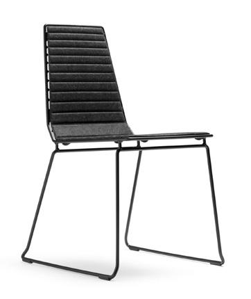 Stapelbar. Chair for indoor and outdoor use. Frame in black or white powder coating. Detachable seat pad from needled felt. White, beige, grey or antracite. Stackable.