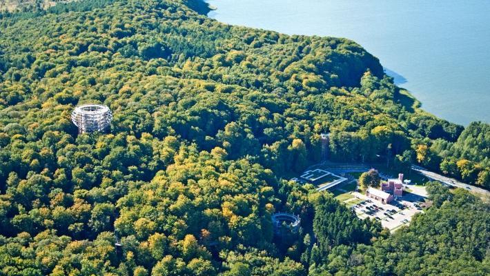 med underbar utsikt högt över trädkronorna. Naturerbe Zentrum Rügen med sitt utsiktstorn Hiddensee (28.