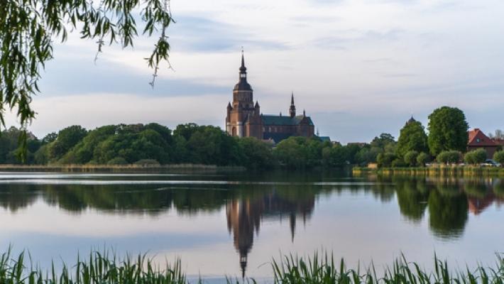 Marienkirche syns på långt håll över taken i Stralsund HanseDom (4.