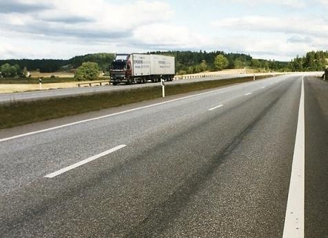 Nötning från dubbade vinterdäck på personbilar Foto: ROADEX Nötningsspår med spårvidd 1.56 m = personbilars spårvidd.