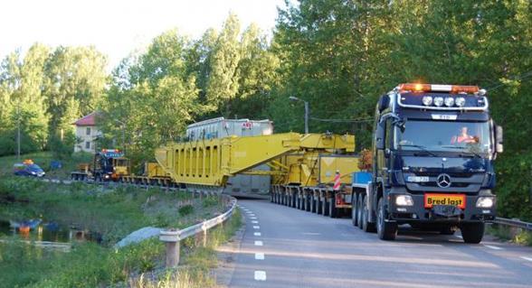 Bruttovikter upp till 600 ton har inte skadat vägbanan Foto: Kraftdragarna Trafikverket har låtit laserskanna vägbanan före och efter supertunga dispenstransporter, ex.