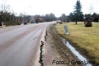 Vägslitage" på grund av olämpligt vägunderhåll Foto: O.