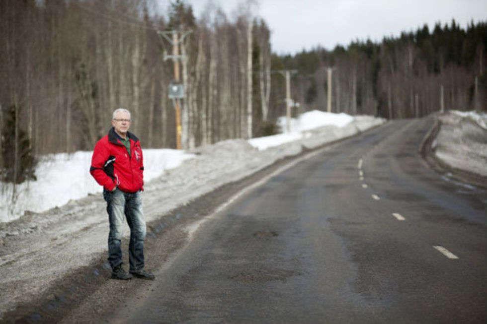 utan markinlösen. Asfalt löses upp" fläckvis, sedan halkbekämpning med vintersand ersatts med vägsalt.