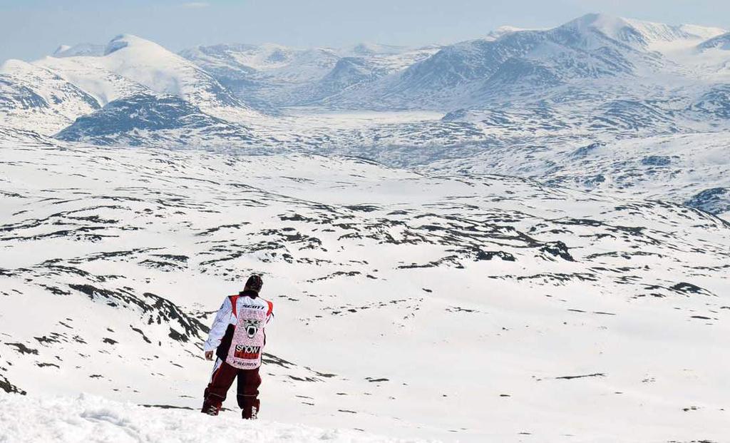 Undertecknad är i skoterhimlen På många ställen fick vi göra våra egna spår i orörd snö Anders skråar Narviksfjorden med mäktiga fjäll. Jag vet vad du tänker, men det är tyvärr skoterförbud där.