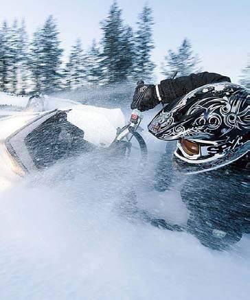 Nästa vinter kommer vi minst en hel vecka. Camping och skoterparkering med Riksgränsens hotell och skidbacke i bakgrunden Ingen kommer ihåg en fegis.