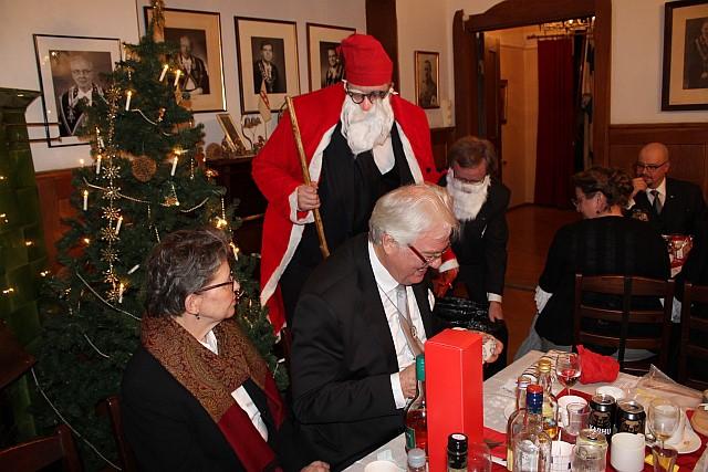 Broder Stig Jensen berättade hur Julklappen hade uppstått och hur den traditionen har utvecklats i olika länder.