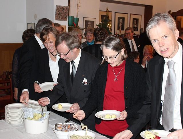 Broder Timo Seppälä underhöll oss med pianomusik, och spelade också ett stycke för Julgubben, som måste vila sig före han gick ut.