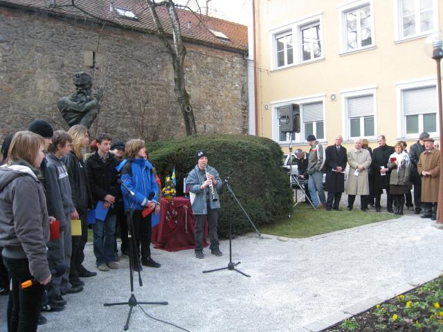 Spominsko obeležje v Celju sta odkrila namestnik švedskega veleposlanika v Sloveniji Magnus Lundberg in celjski podžupan Stane Rozman. Kulturni program pripravila bližnja III. osnovna šola.