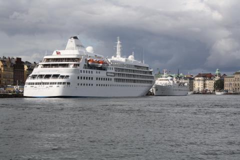 Silver Cloud Rederi: Silversea cruises Byggd: 1994 Längd: 155 meter Bredd: 21 meter Passagerare: 315 Silver Whisper Rederi.