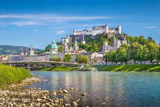 Dag 3 - Linz På morgonen ankommer vi till Linz, staden där Adolf Hitler växte upp. Hitler hade stora planer för staden och ville att Linz skulle bli Tredje rikets kulturhuvudstad.