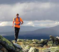 Genuint hantverk, stompbak, kaffeservering, korvgrillning, rökning av fisk, hästridning för barn m.m. Lövåsloppet start kl. 11. 6,5 km löpartävling för hela familjen.