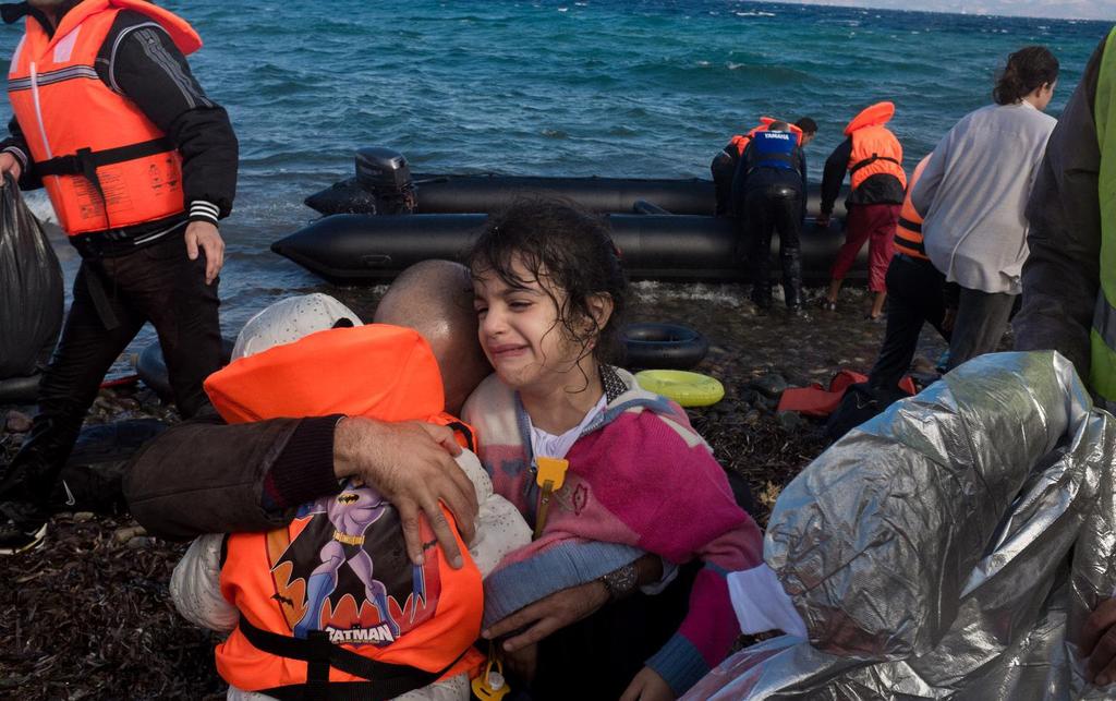 UNICEF/UNI197519/Gilbertson VII Photo UNICEF/UNI197534/Gilbertson VII Photo En flyktingfamilj anländer till Grekland Den irakiska flyktingen Mohammad Abdullah-Shariff tröstar sina döttrar, 2-åriga