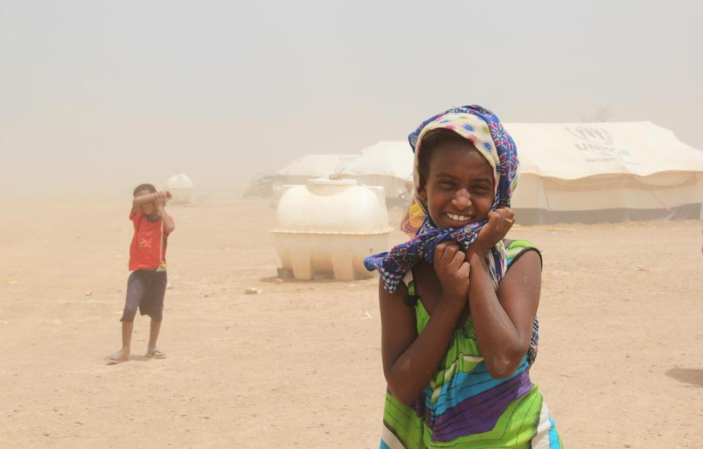 Hemmet fanns inte längre UNICEF/UNI143795/Pigott UNICEF/UNI191725/Rita Sabah, 10, från Jemen bor i flyktinglägret Markaz i Djibouti. Kraftiga, dammiga vindar är vanliga i Djibouti på sommaren.