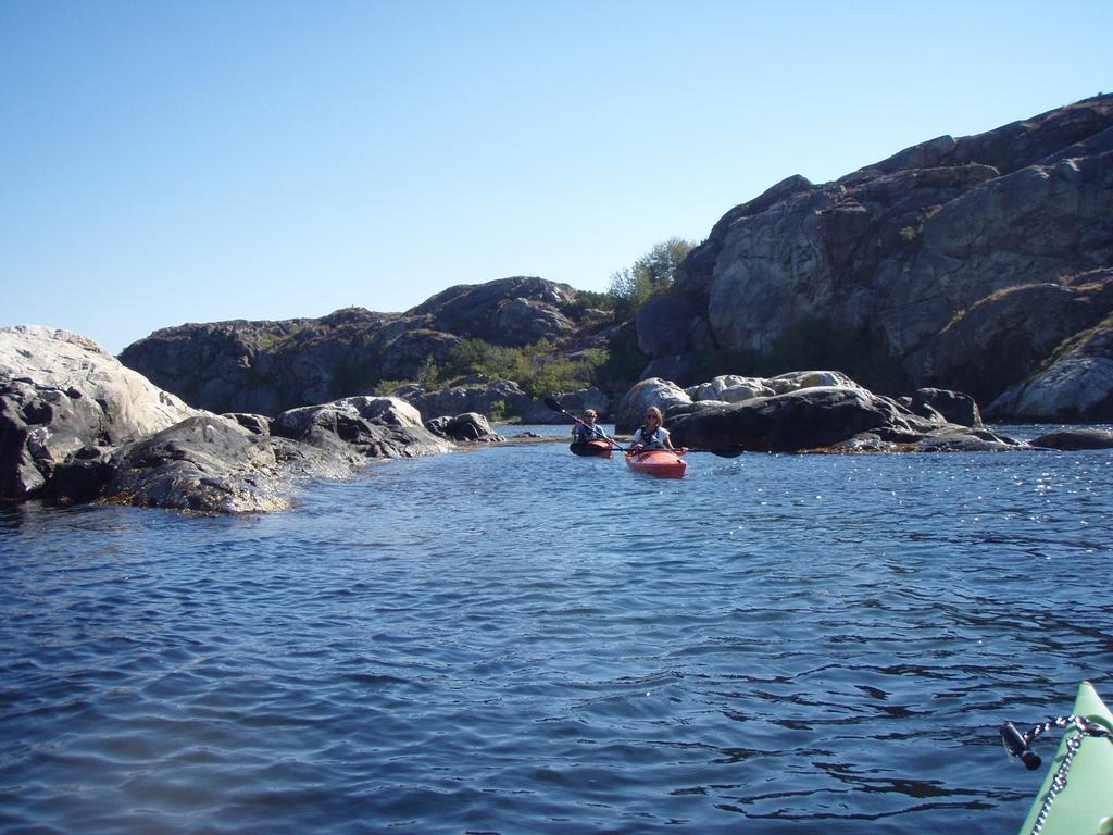 TILL HAVS HAVSFEJDEN, en rolig mångkamp där man lagvis möts i olika grenar utomhus med marina inslag. Det krävs samarbete och precision för att håva hem så många poäng till laget som möjligt.