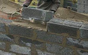 Vid murningen startar en process Vatten från bruket sugs in i stenens/blockets luftporer