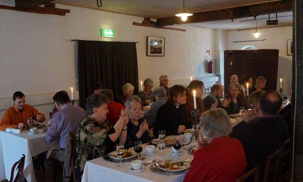 Medlemsträff 14.5.2016 Morsdags-kaffe firades på ett café med gott kaffe och bakelser åt alla mödrar i gamla Post huset. Frågetävling och trevlig samvaro. 14 personer närvarade.