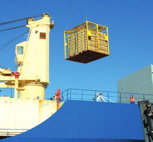 903 NY CONTAINERKAJ I Västhamnen börjar ombyggnationen av kaj 903 för containerhantering synas på allvar. Gammal utrustning rivs.