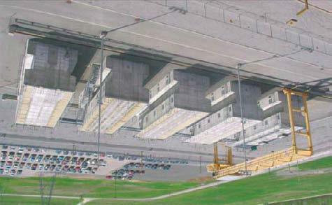 Figur 3-14. Exempel på anläggningar för torr lagring. Överst till vänster utomhuslagring av tjockväggiga cylindriska stålbehållare vid Point Lepreau Generating Station (Källa: NBPower Nuclear).