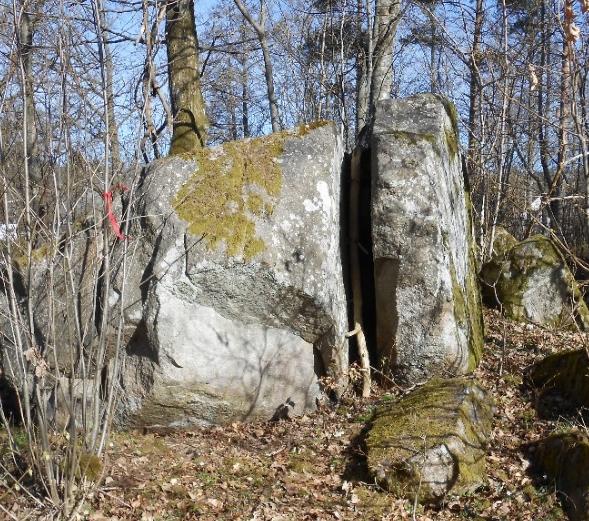 Skålgropsblockets placering markerad Foto på skålgropsblocket, RAÄ 112:1 Om en fornlämning påträffas under grävning eller annat arbete, ska arbetet omedelbart avbrytas och fyndet anmälas till