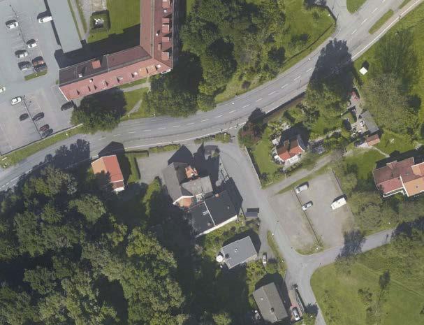 Skifte 1 omfattar bostadshuset och kyrkan, och skifte 2 en grusad parkeringsyta. I norr gränsar planområdet till Labackavägen och i söder till Kålleredgården 1:20 samt Ramnängsvägen.