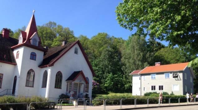 Kyrkan är placerad väster om Heljeredsvägen. Huvuddelen av kyrkan är uppförd 1923. På 1970-talet uppfördes en tillbyggnad, ett församlingshem. I kyrkbyggnaden finns idag en mindre bostadslägenhet.