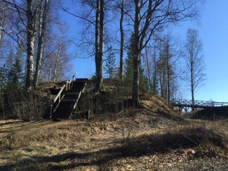 Där det finns bänk och möjlighet till fiske. Vattenområden Norr om planområdet flyter Skellefteälven fram. Nivåskillanden är cirka 8 meter mellan strandkant och släntkrön.