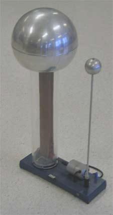 Dagens modernaste version är en van de Graaff-generator (utvecklingen av denna började 1929 med Robert J. Van de Graaff [http://en.wikipedia.