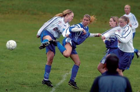 DFK Värmbols damfotboll 2002 2003 Foto: Tomas Nilsson 2002 Åter dags för spel i div III. Tyvärr ramlade man återigen ner i div IV efter den här säsongen.